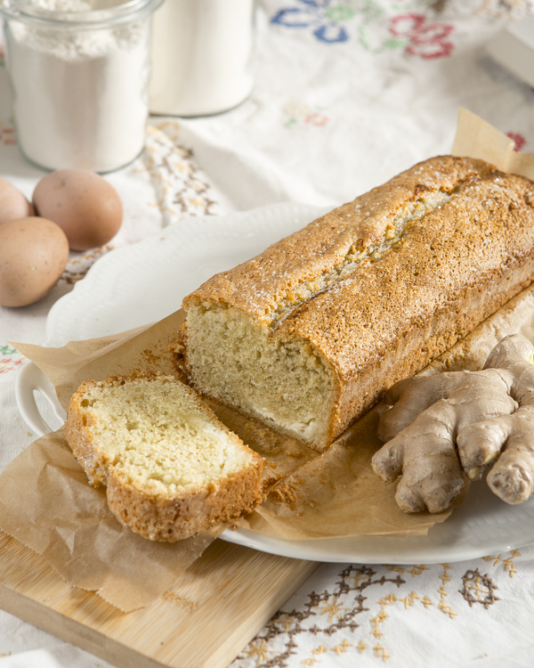 KI generiert: Ein frisch gebackenes Brot mit Ingwer, daneben Eier und Mehl.