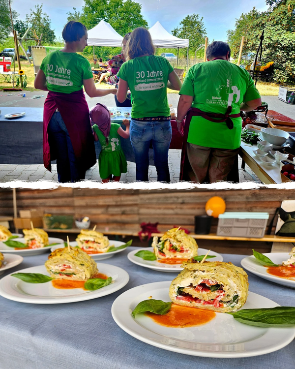 KI generiert: Oben: Menschen in grünen Shirts bei einem Event. Unten: Teller mit gefüllten Rouladen. Text: "30 Jahre Bioland".