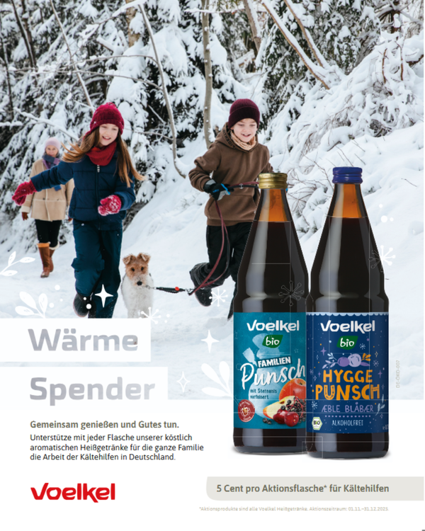 KI generiert: Kinder im Schnee mit einem Hund, daneben Voelkel-Flaschen. Text: "Wärme Spender", "Voelkel Familien Punsch".