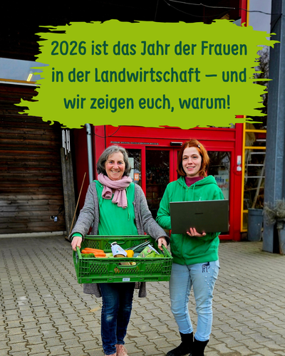 KI generiert: Zwei Frauen mit Gemüsekiste und Laptop vor einem Gebäude. Text: "2026 ist das Jahr der Frauen in der Landwirtschaft — und wir zeigen euch, warum!"