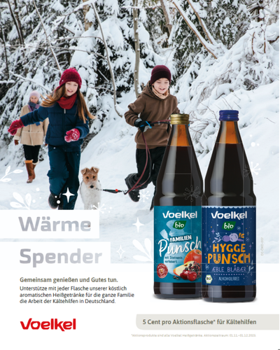 KI generiert: Zwei Kinder laufen mit Hund im Schnee. Text: "Wärme Spender", "Voelkel bio", "Familien Punsch", "Hygg Punsch".