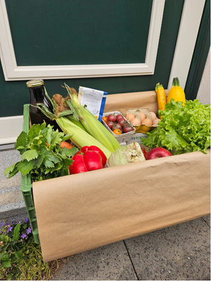 KI generiert: Eine Holzkiste mit Gemüse und Obst.