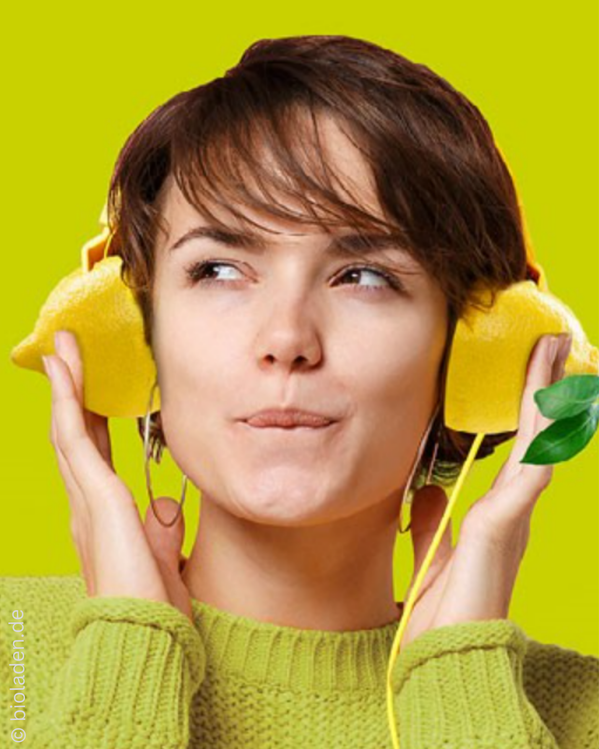 Frau mit Zitronen auf den Ohren