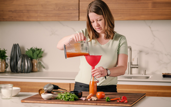 KI generiert: Das Bild zeigt einen Traktor mit Protestschildern, umgeben von einer Menschenmenge. Der Hauptinhalt ist eine Demonstration, die Vielfalt fördert.