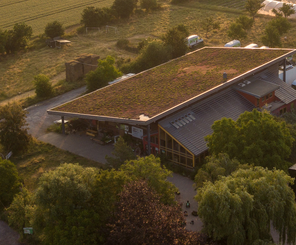 KI generiert: Blick auf ein Haus mit Solaranlage und Garten.