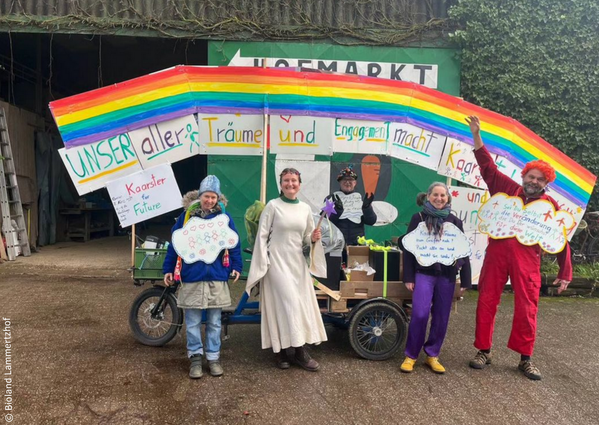Petra Graute-Hannen, Heinrich Hannen, verkleidete Menschen, Fahrrad mit Regenbogen und Sprüchen