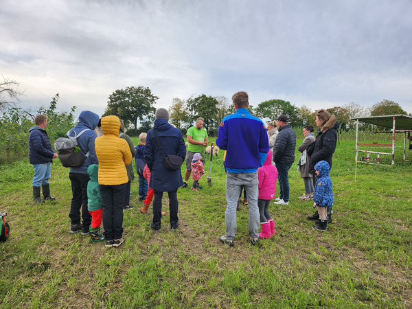 KI generiert: Eine Gruppe von Menschen steht draußen auf einem Feld.