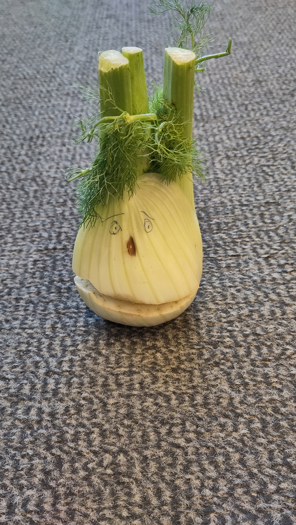 KI generiert: Das Bild zeigt eine Nahaufnahme von frischen Grünkohlblättern. Die krausen, grünen Blätter sind dicht beieinander angeordnet.