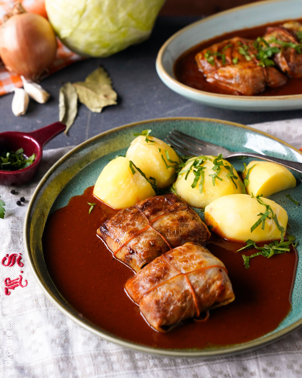 Kohlrouladen mit Bratsoße und Kartoffeln