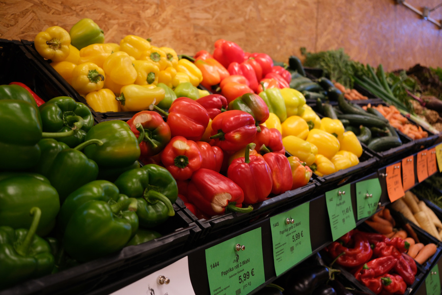 KI generiert: Hauptinhalt: Frisches Obst im Angebot.