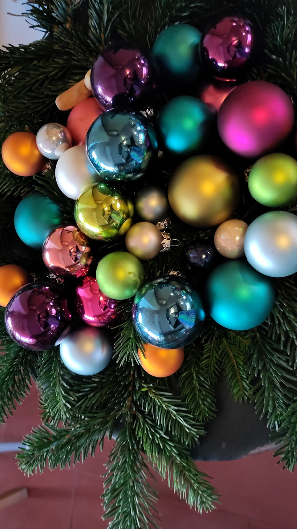 KI generiert: Das Bild zeigt eine Nahaufnahme von frischen Grünkohlblättern. Die krausen, grünen Blätter sind dicht beieinander angeordnet.